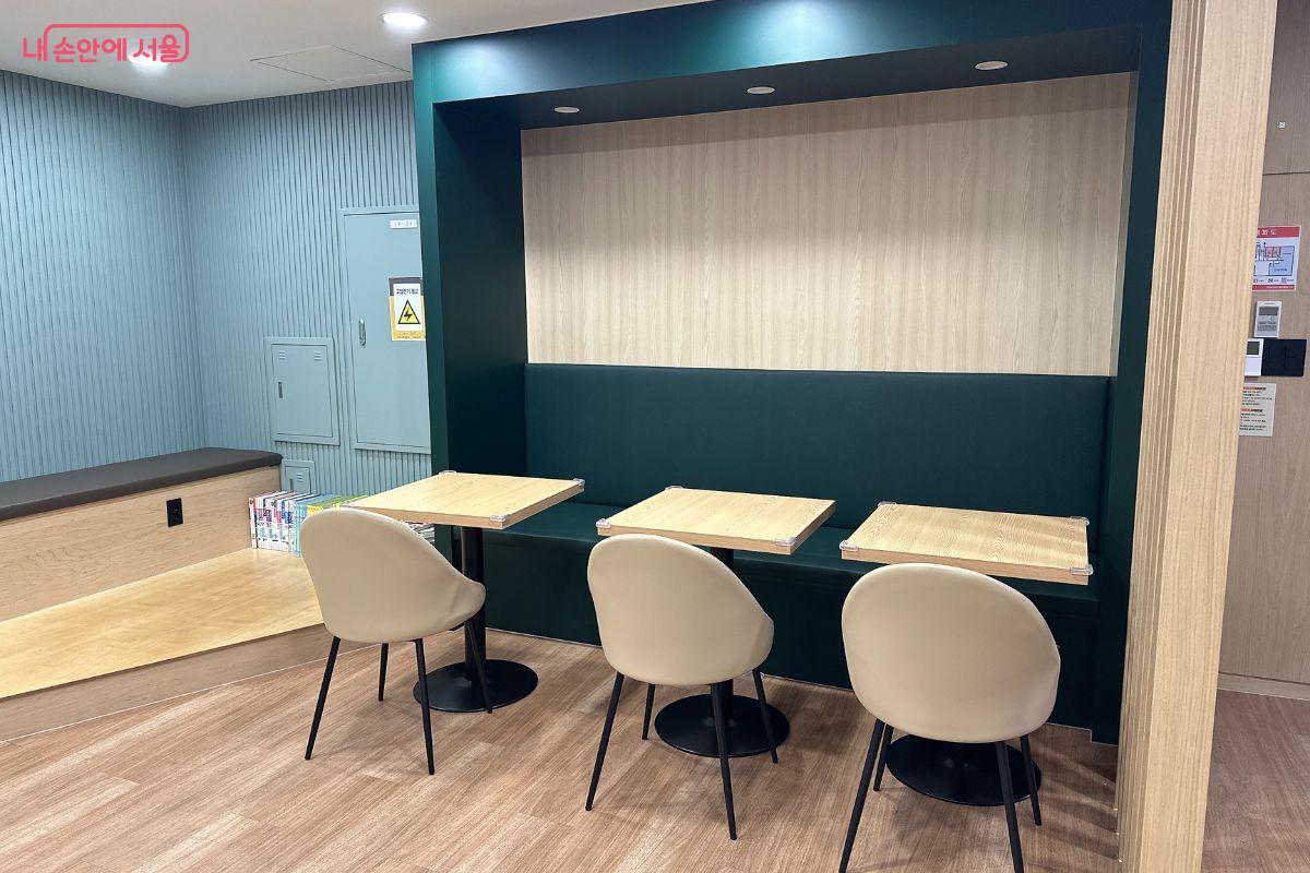 카페처럼 편안하게 꾸며진 공간 &copy;김재형