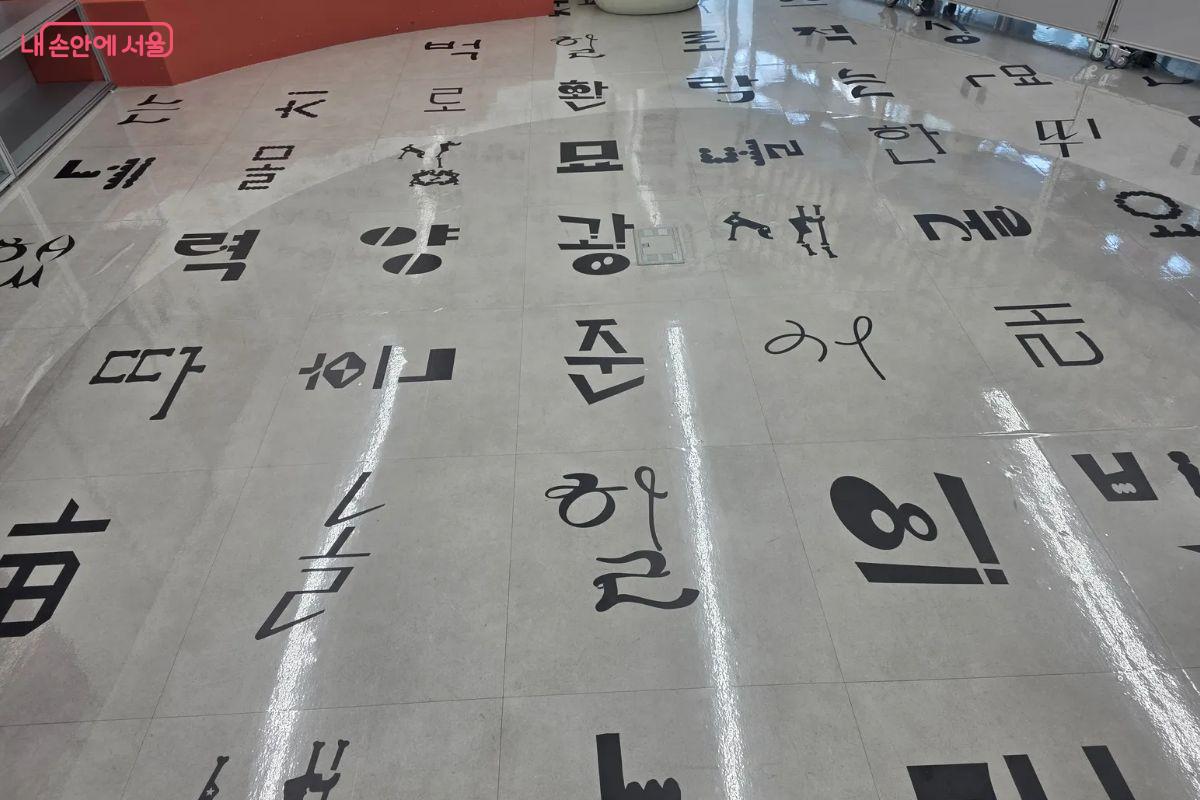 탈네모꼴의 글꼴도 배열해놓으니 각자의 개성으로 조화를 만들어 낸다. ©김민지