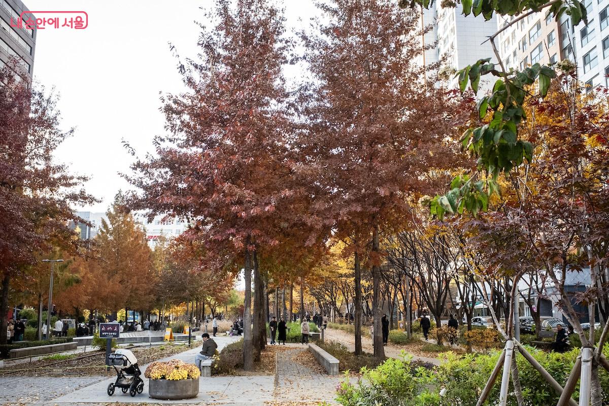 숲길 주변으로 앉아 쉬어갈 곳이 많다는 것도 경의선숲길의 장점이다. &copy;이진형