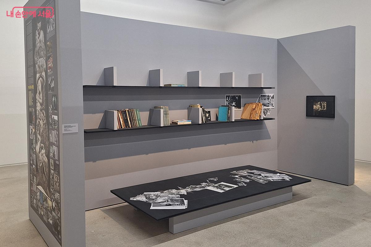 사진 이미지의 인용과 재배열을 통해 한국 사회의 역사와 감각을 재구성한 작업들은 현실에 대한 깊은 성찰과 뜨거운 메시지를 담고 있다. ©백승훈