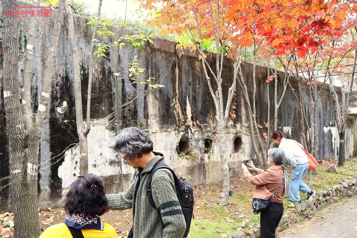 시민들이 선유도공원 시간의정원을 산책하며 여유를 즐기고 있다. &copy;이봉덕