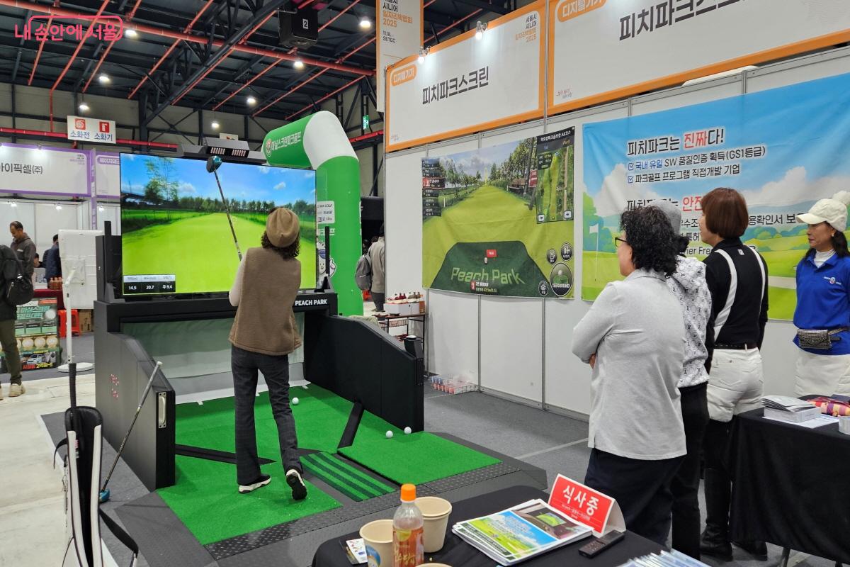 건강과 휴식을 함께 얻을 수 있는 파크골프존에도 시민들의 관심이 컸다. &copy;이선미 