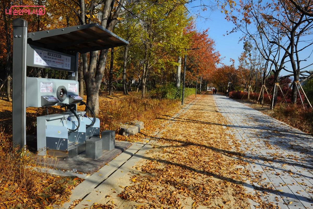 황톳길과 함께 발 씻는 곳에 에어건과 워터건도 설치했다. ⓒ조수봉