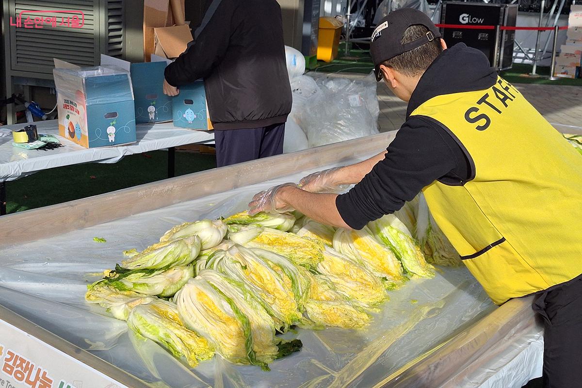 자원 봉사 스태프들이 소금에 절인 배추들을 준비하고 있다. &copy;정향선