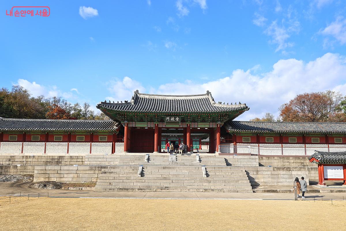 높아진 가을 하늘 아래 숭정문의 모습이 바라바보인다. ©김주연