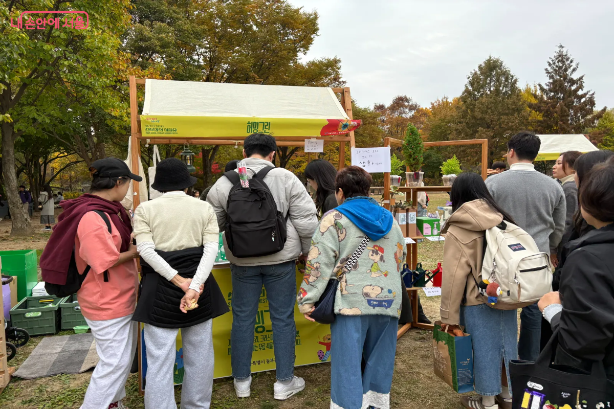정원 상품을 구경하고 있는 시민들의 모습 &copy;이혜린