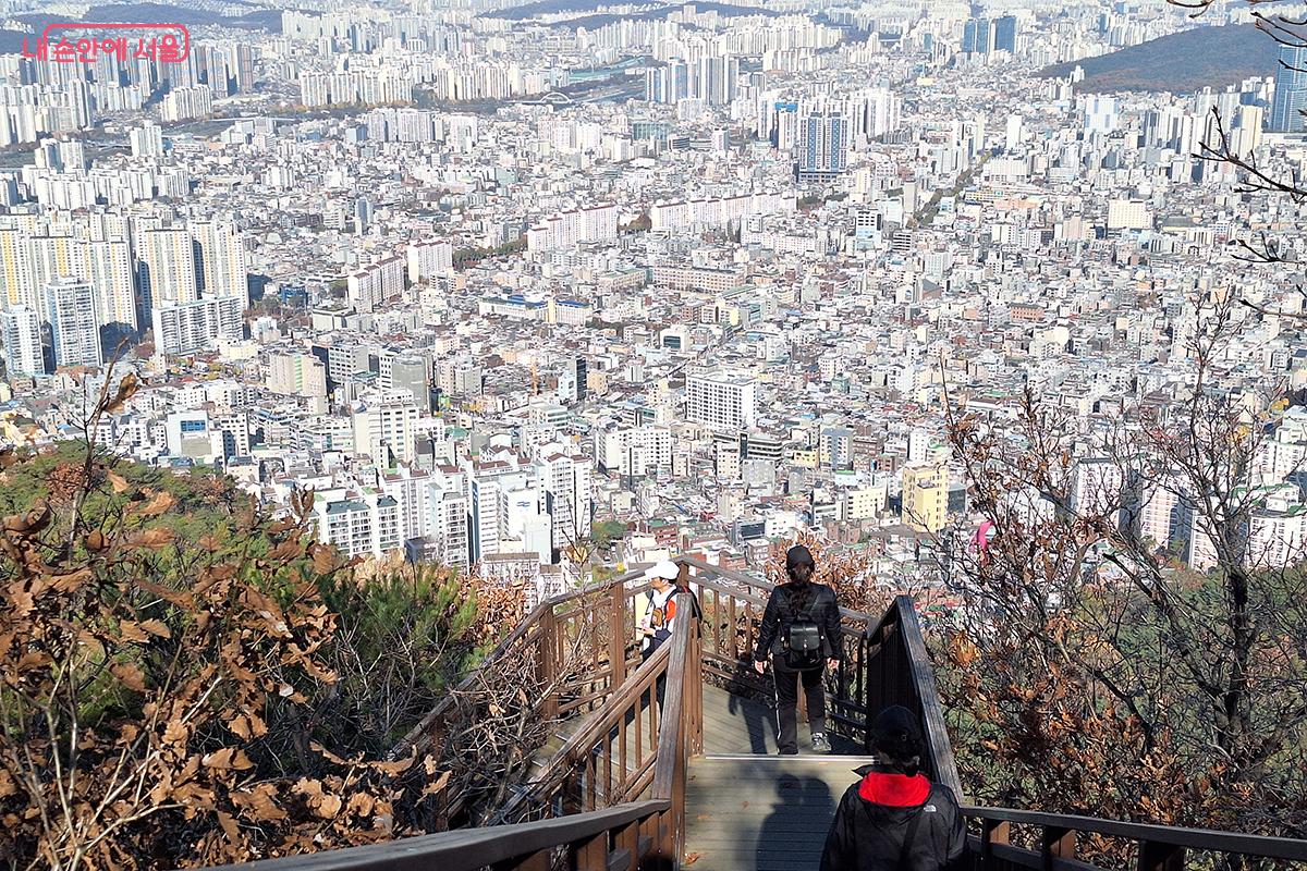 용마산 정상에서 바라본 서울 시내의 모습 &copy;이혜숙