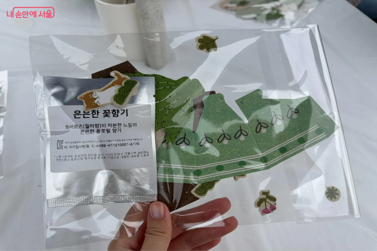 입체 카드를 만들 수 있는 종이 모형과 은은한 꽃향기 스톤 디퓨저가 동봉되어 있다. &copy;이혜린