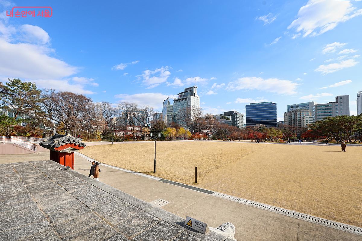 도심 속 여유로운 산책을 즐길 수 있는 경희궁 터 가을 전경 ©김주연