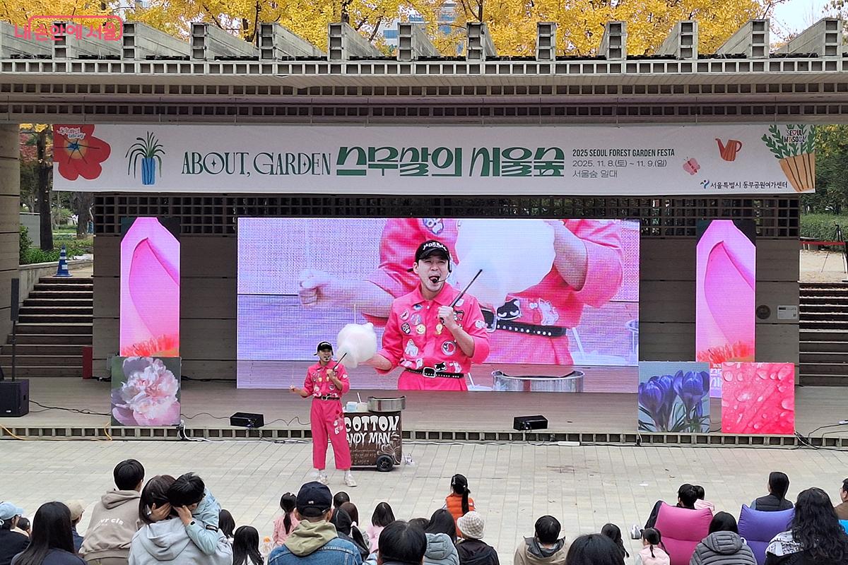 코튼 캔디맨의 유쾌한 마임 공연이 어린이들의 큰 호응을 이끌어냈다. ©이혜숙