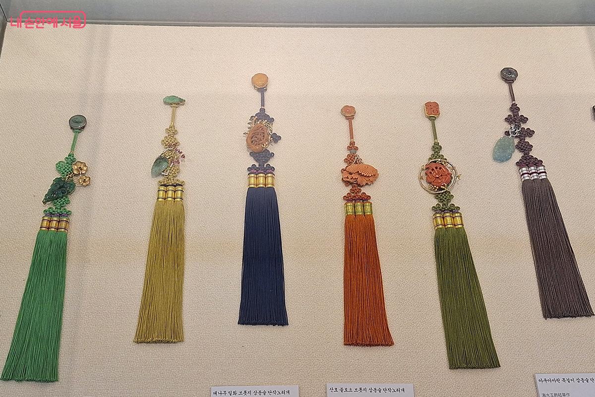 비취와 산호등을 이용해 만든 '비취 향갑 삼봉술노리개'와 '산호 연화광주리 삼봉술 삼작노리개'