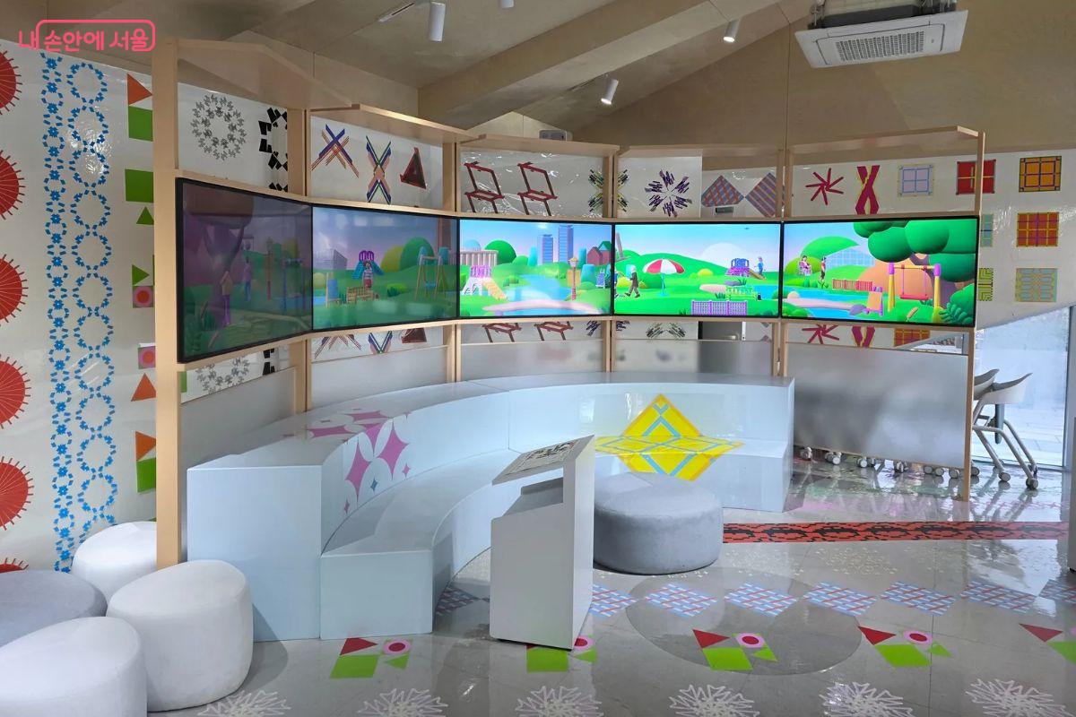 바닥과 의자 등 각기 다른 패턴이지만 함께 섞여 조화를 이루는 모습이다. ©김민지