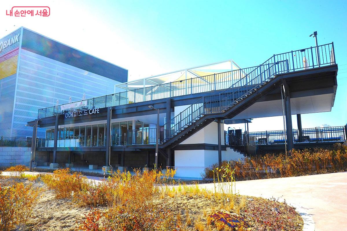 구파발천 유수지에 수변활력거점이 조성되고 전망테라스 수변카페 ‘은평 에피소드’가 문을 열었다. ⓒ조수봉