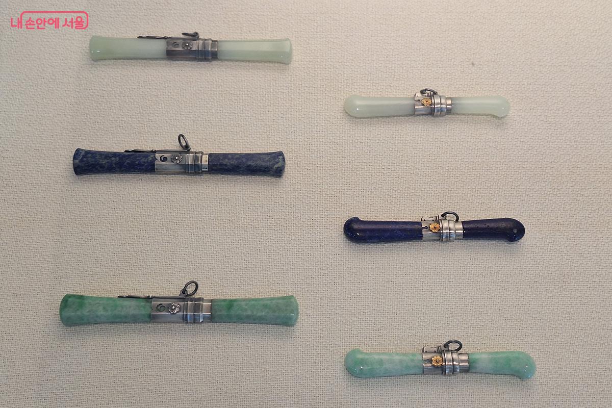 '옥류장도'는 옥으로 만든 은장도로 조선 시대 여인들의 절개와 아름다움을 상징한다.