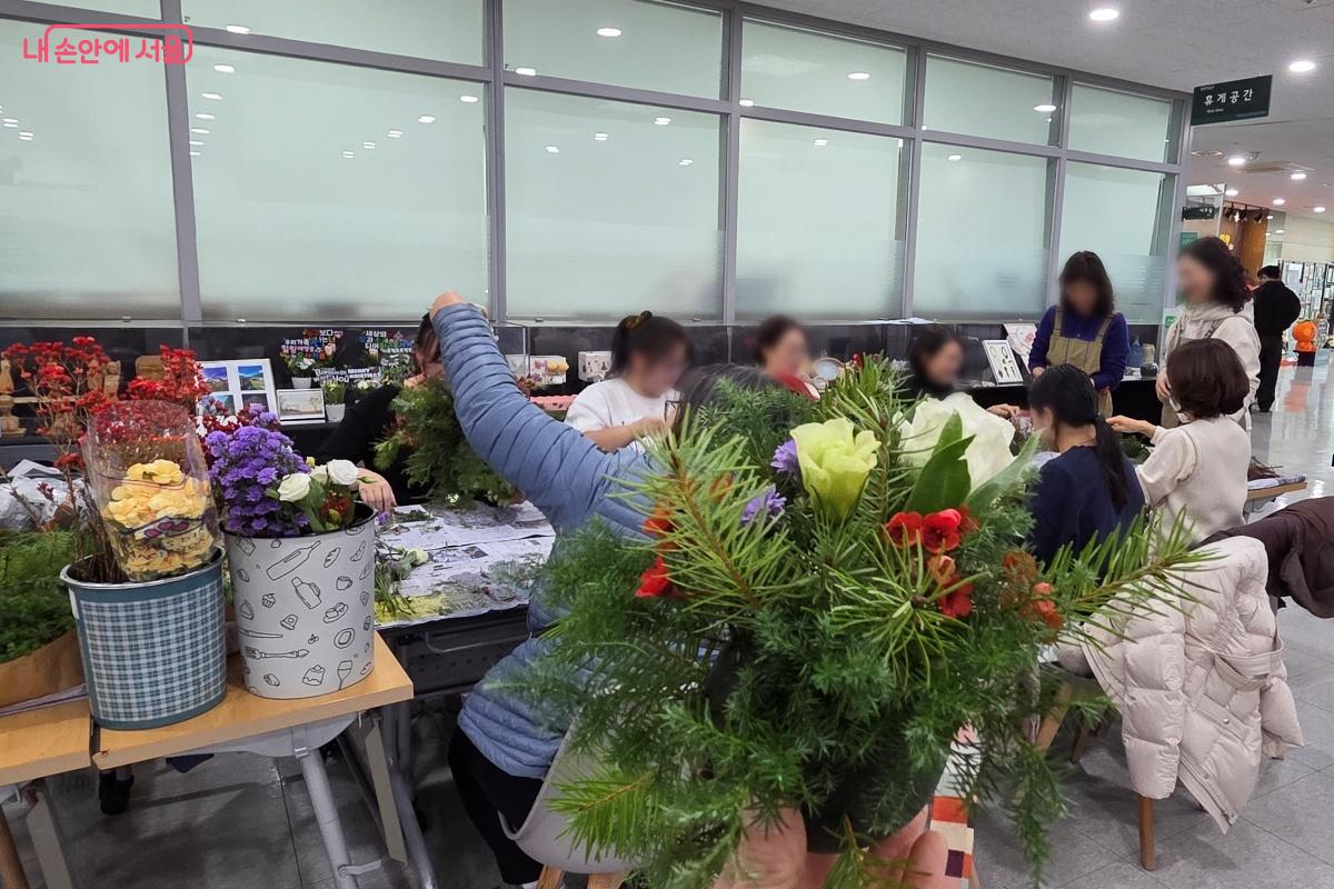 공유 공간에서 크리스마스 가랜드 체험이 진행됐다. &copy;김미선