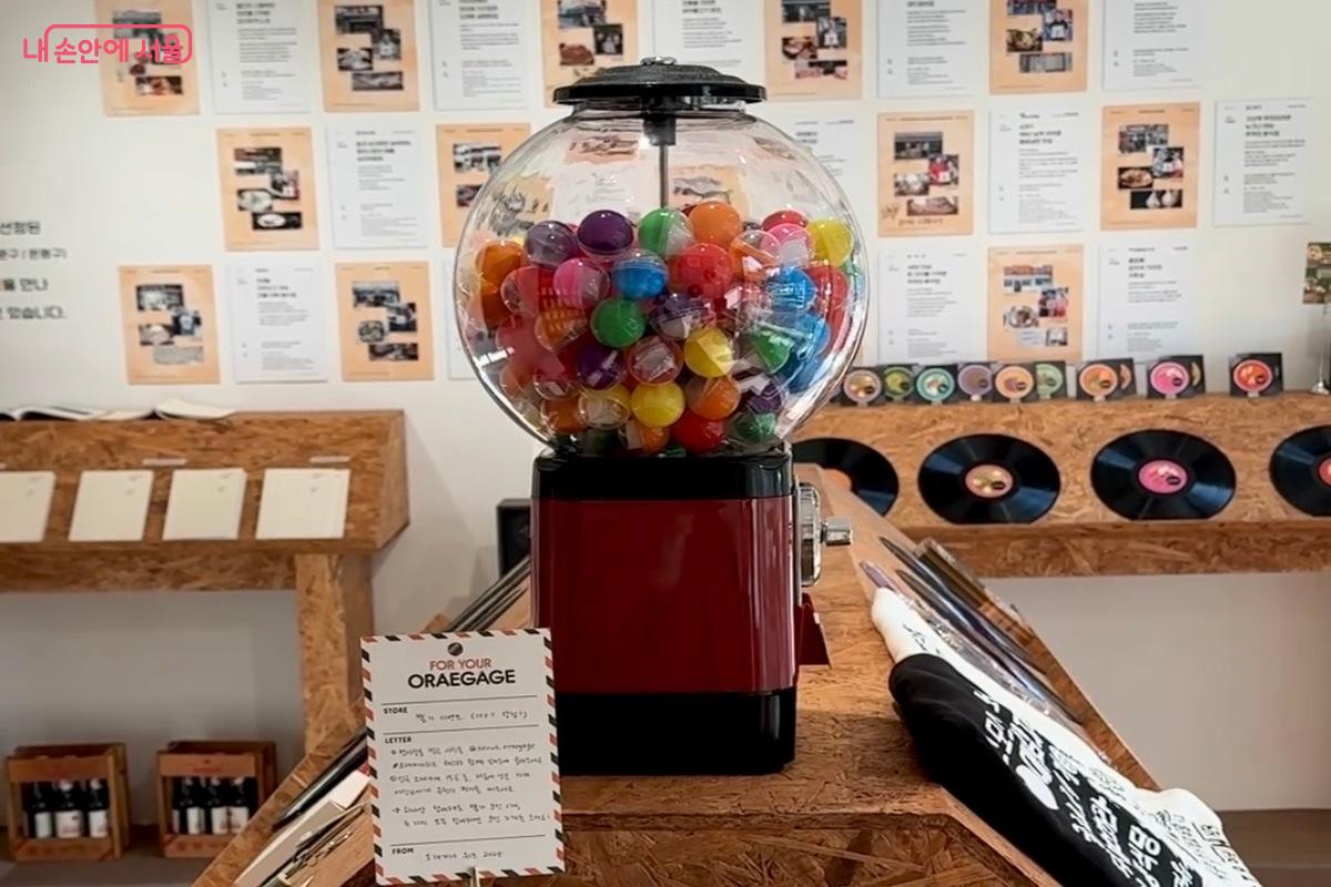 웰컴센터 연희를 방문하면 ‘오래가게’의 정취가 담긴 전시, 체험 등을 한자리에서 경험할 수 있다. ©임수영