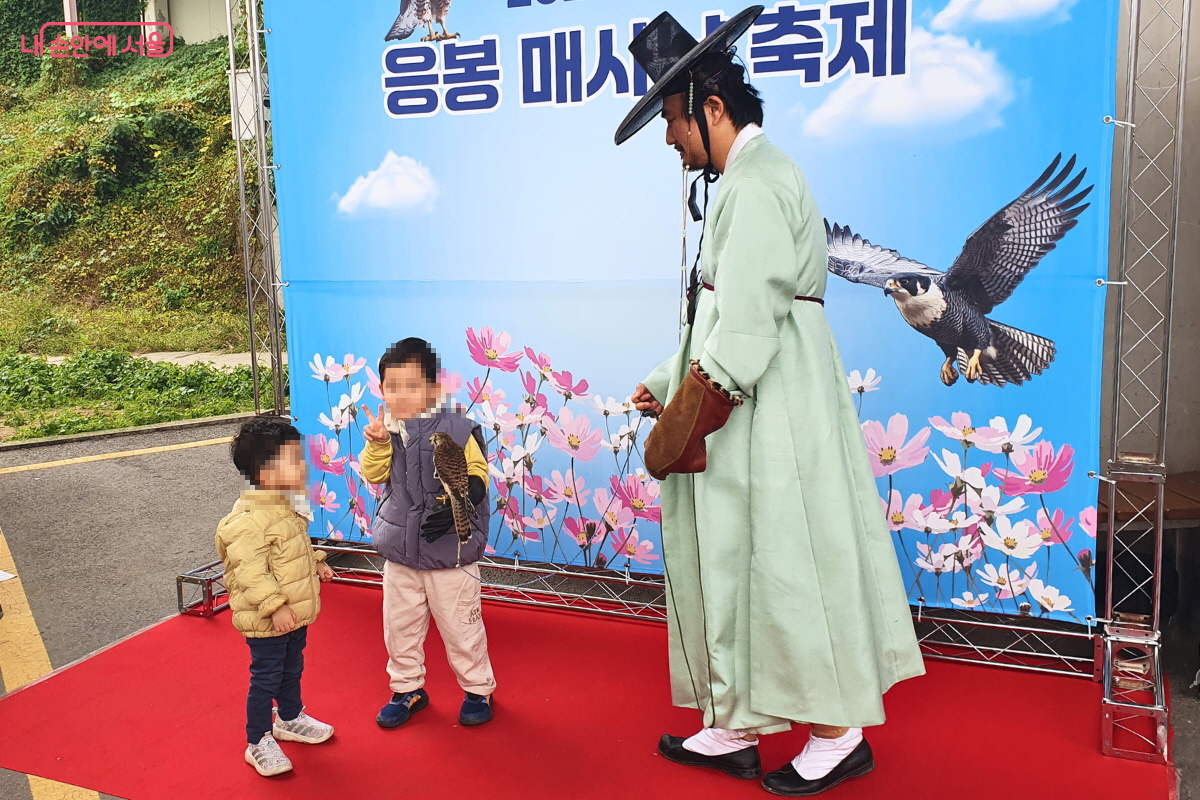 팔 위에 황조롱이를 올려볼까? ‘매 체험’을 하는 아이들 ©양정화