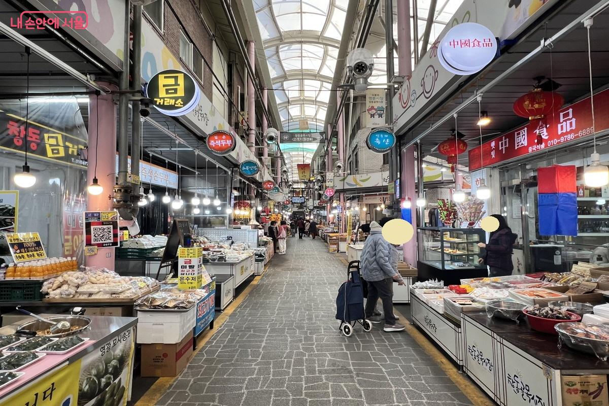 창동골목시장은 바닥부터 천장까지 깔끔하게 정돈되어 있어 사계절 장보기가 좋다. &copy;박지영 