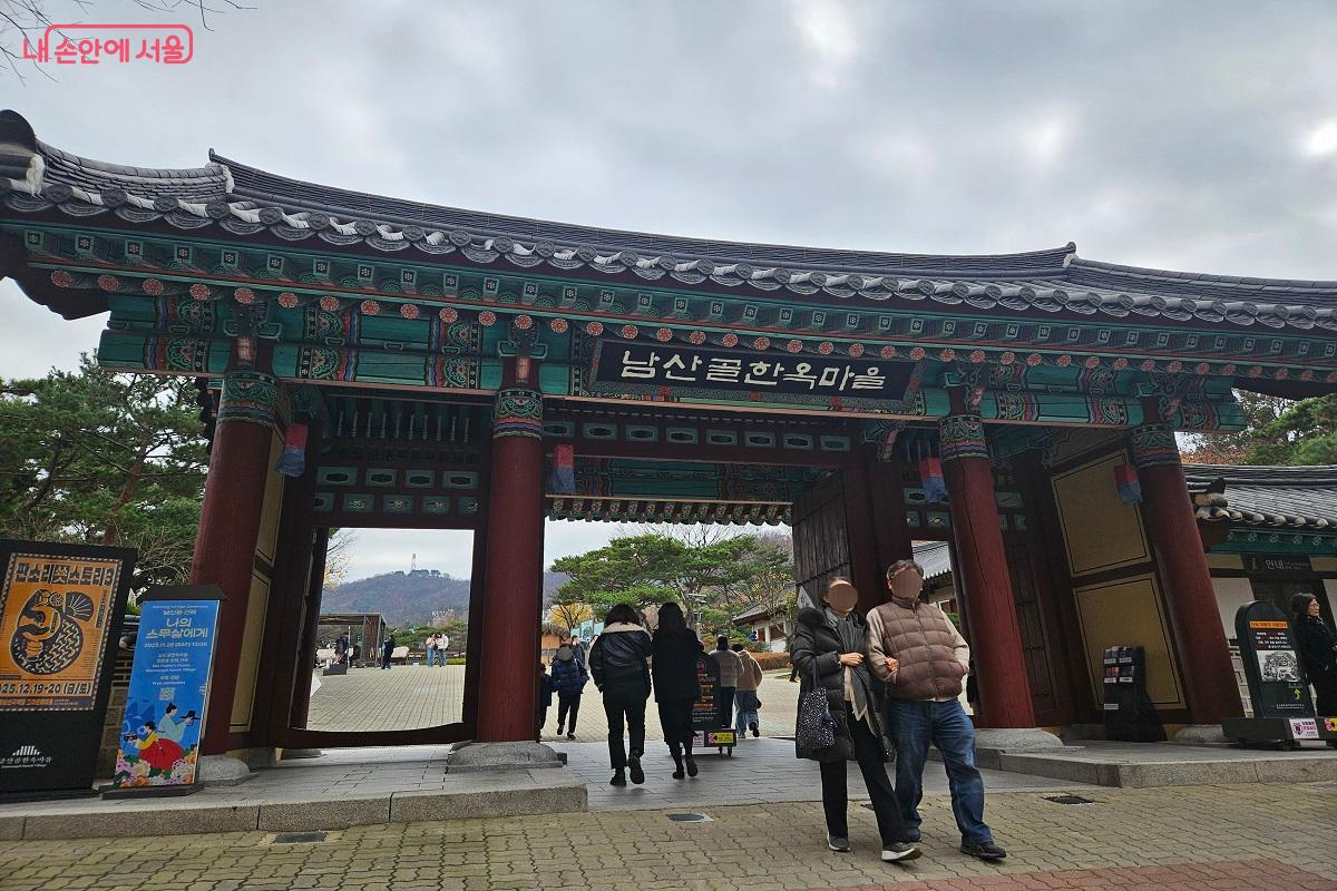 충무로역 3,4번 출구 인근 남산골한옥마을의 입구 ⓒ김진호