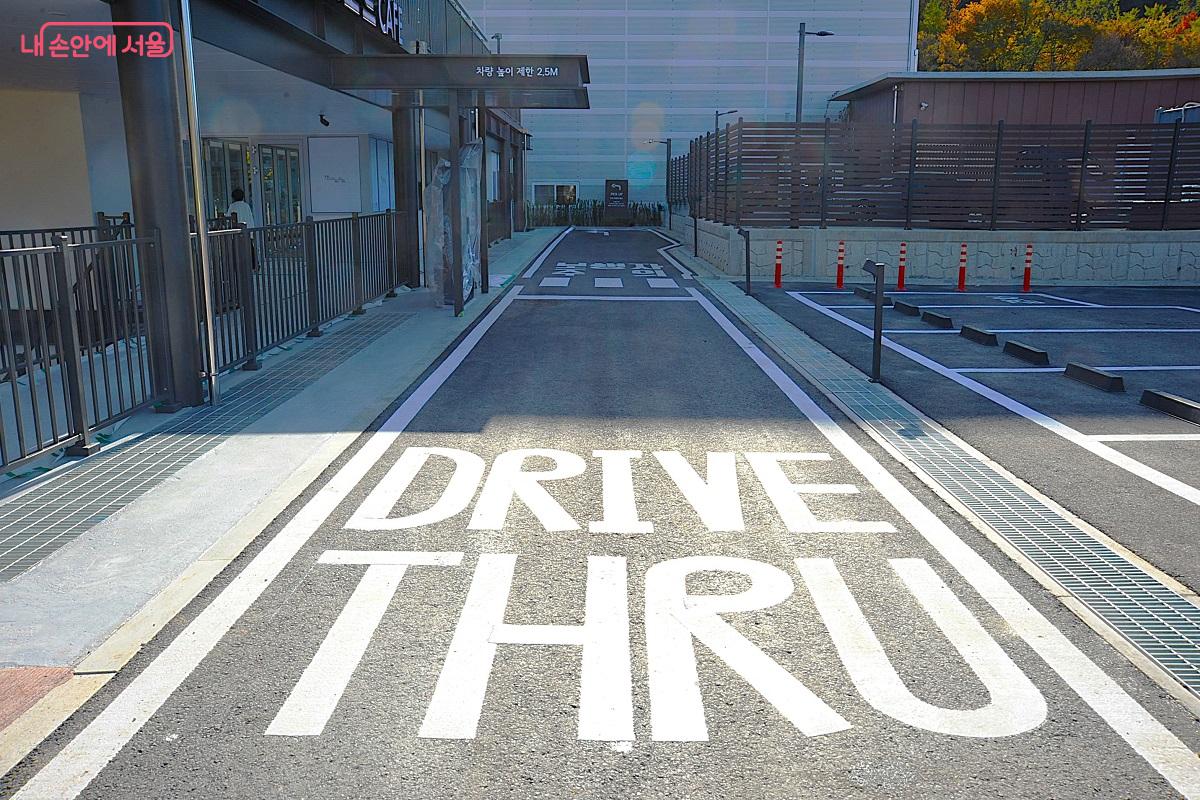 ‘은평 에피소드’는 드라이브스루 카페를 겸해 이용에 편리함을 더했다. ⓒ조수봉