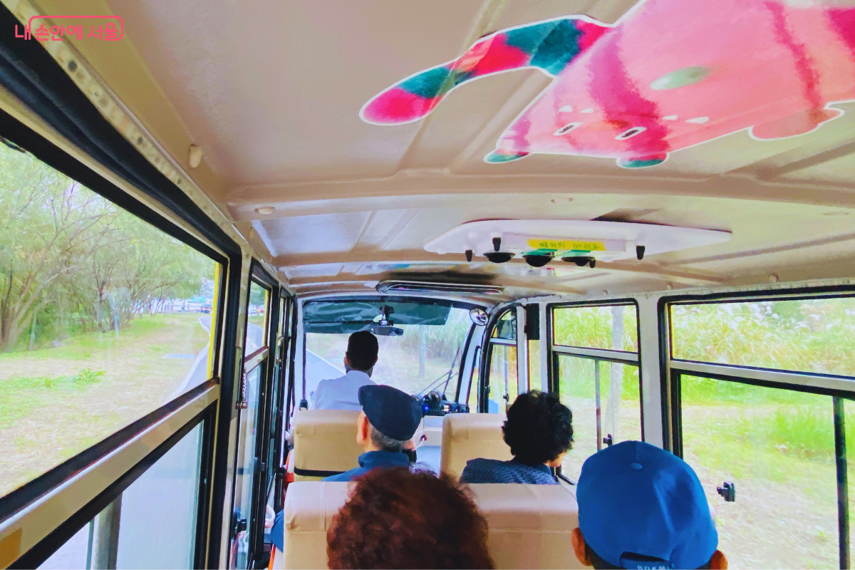 차량 천장에는 분홍색 해치 캐릭터 스티커가 붙어 있다. &copy;양정화