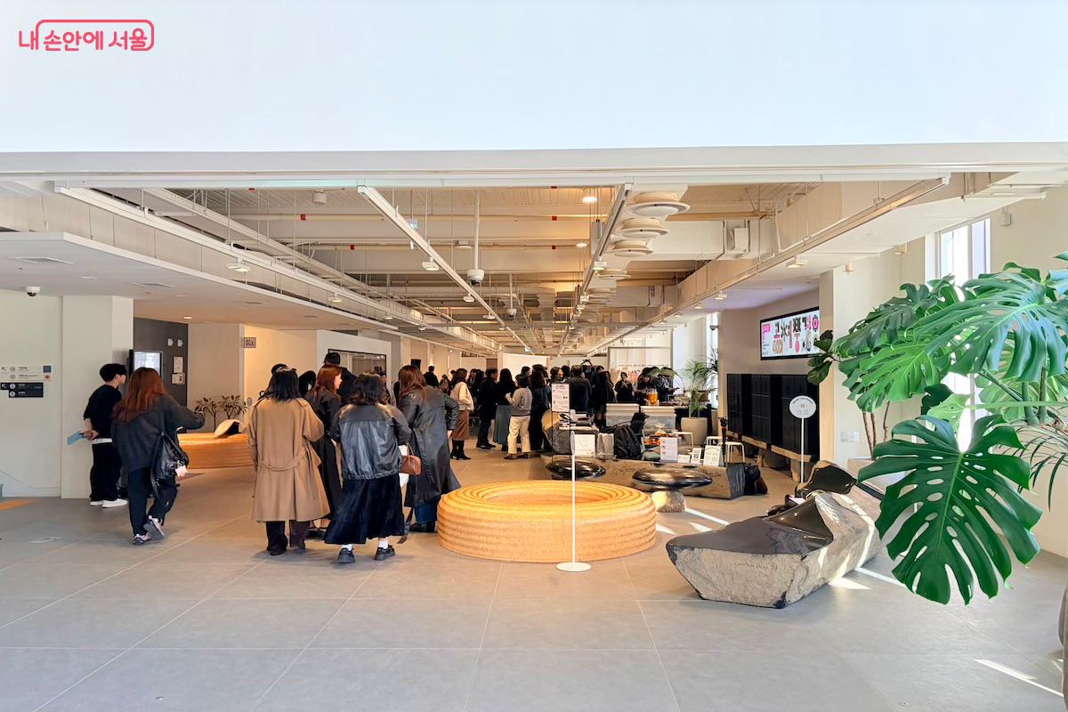 서울공예박물관은 건물마다 역할이 나뉘어 있어 천천히 둘러보기 좋다. &copy;이종빈