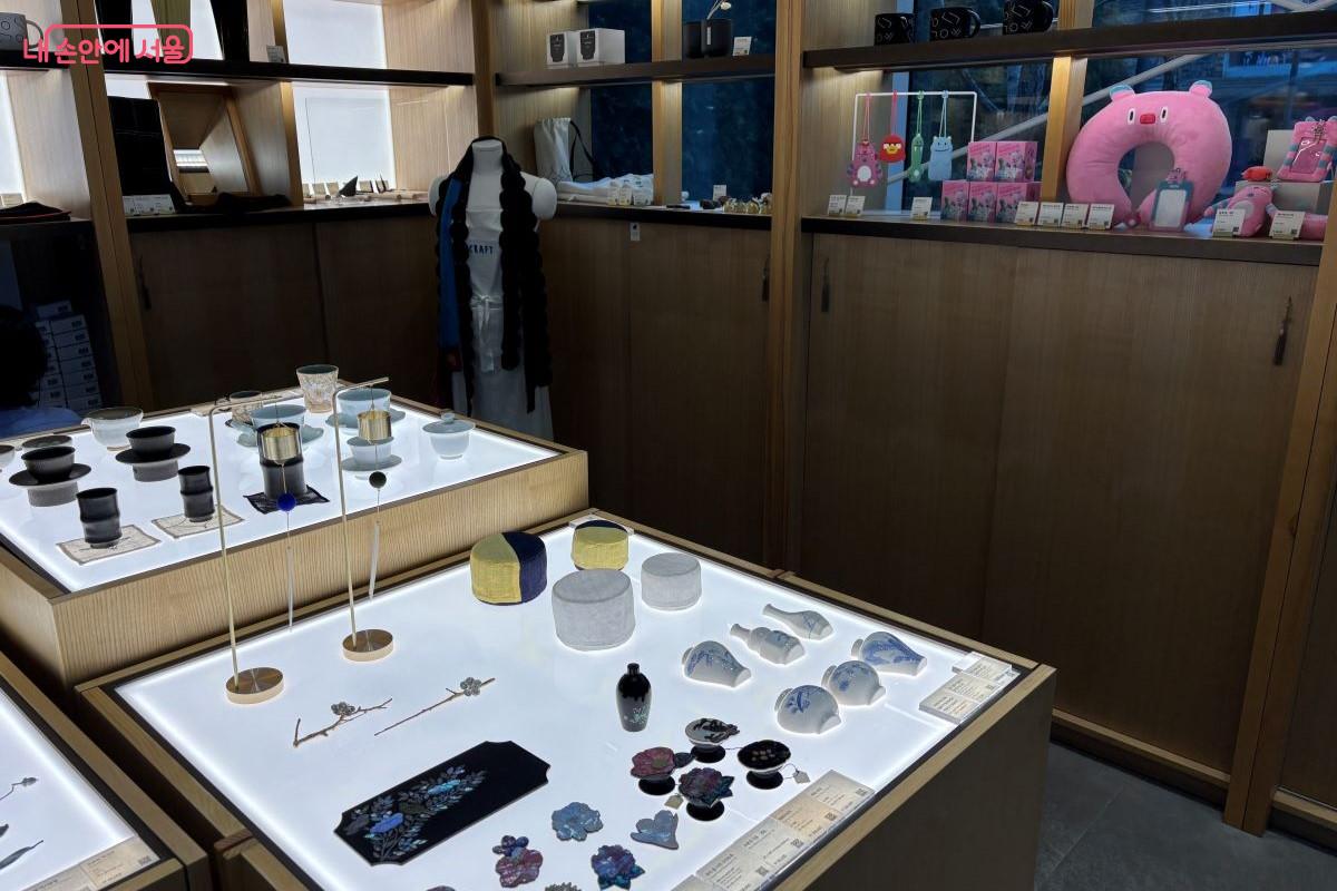 서울마이소울굿즈와 공예품을 구매할 수 있는 안내동 1층 박물관 가게 &copy;김아름