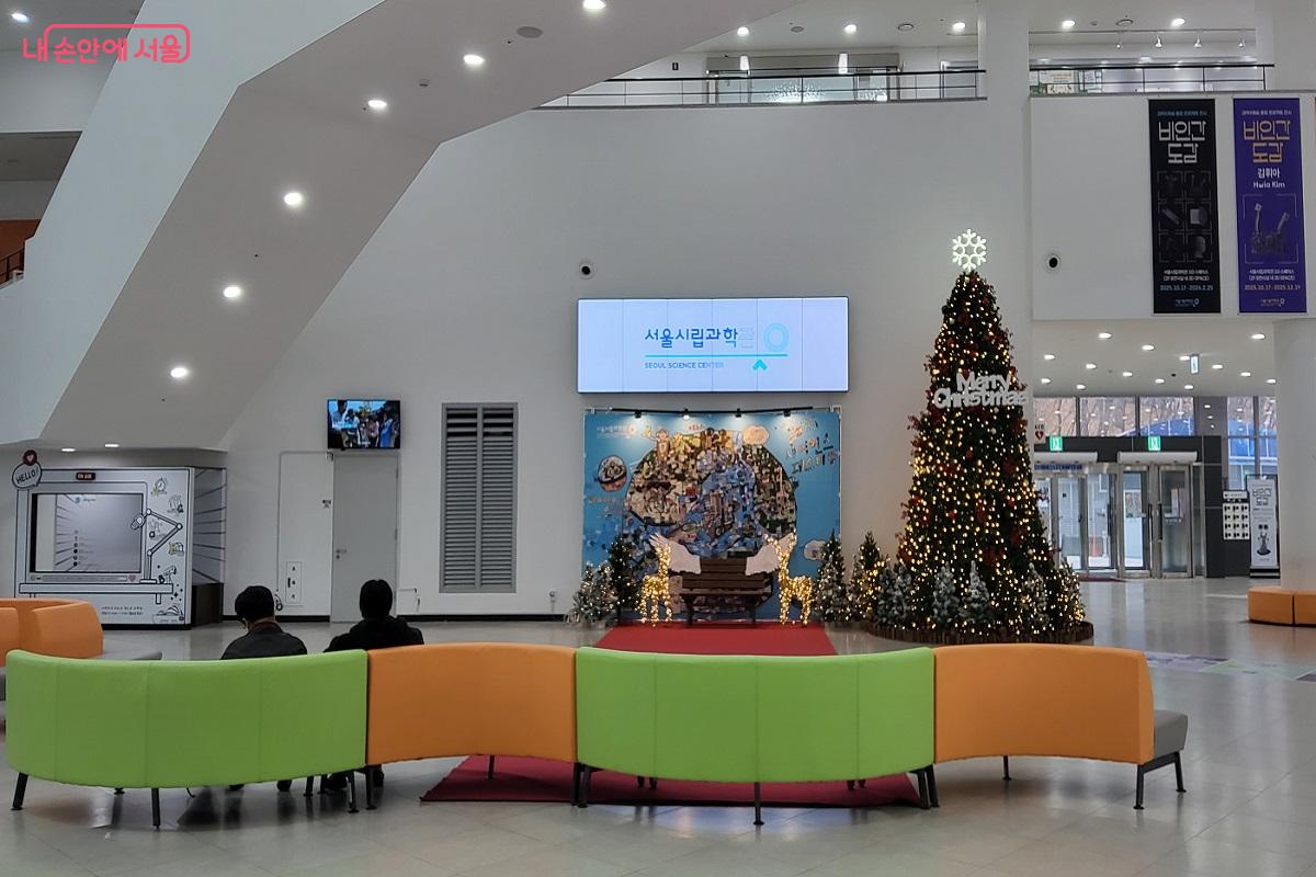 서울시립과학관 입구를 장식한 크리스마스 트리 &copy;권수진