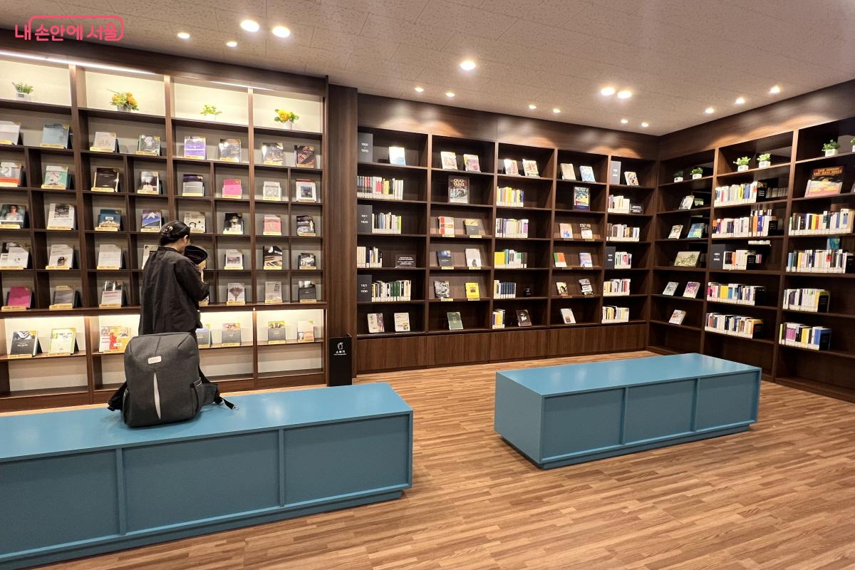 개방형 공간으로 유모차나 휠체어 방문객도 편하게 이용할 수 있다. ©박지영