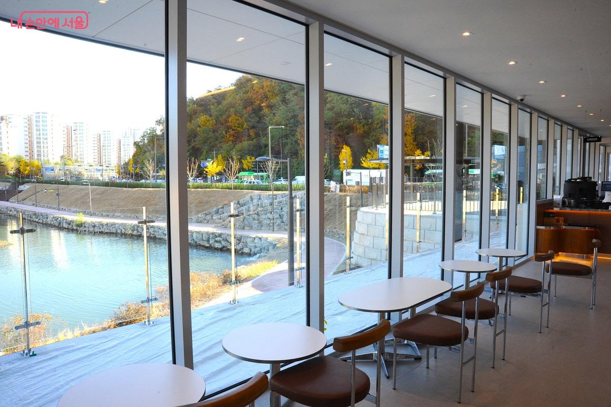 ‘은평 에피소드’ 전면에는 대형 유리창을 설치해 밝고 조망이 뛰어나다. ⓒ조수봉
