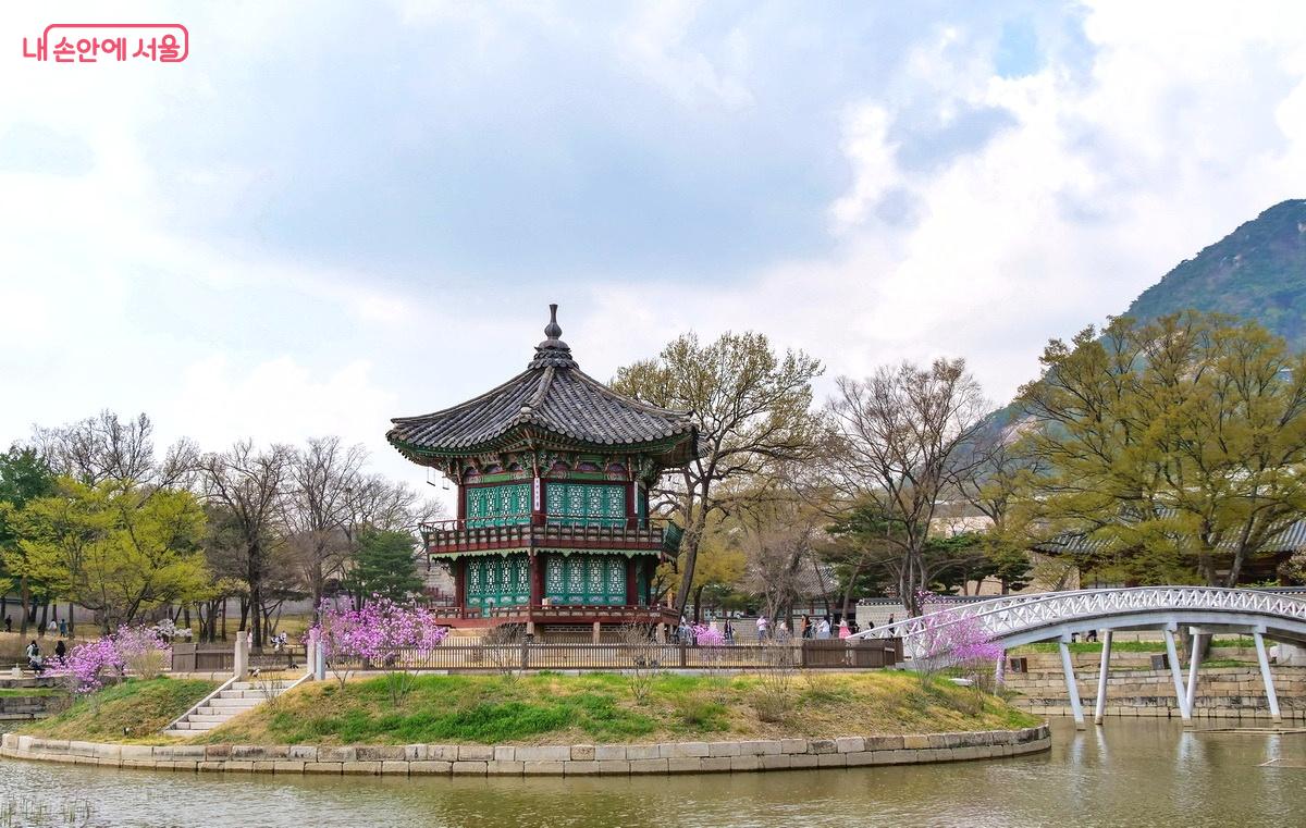 ‘향기가 멀리 간다’라는 뜻의 향원정은 1885년에 건립된 것으로 추정된다. ©박성환 