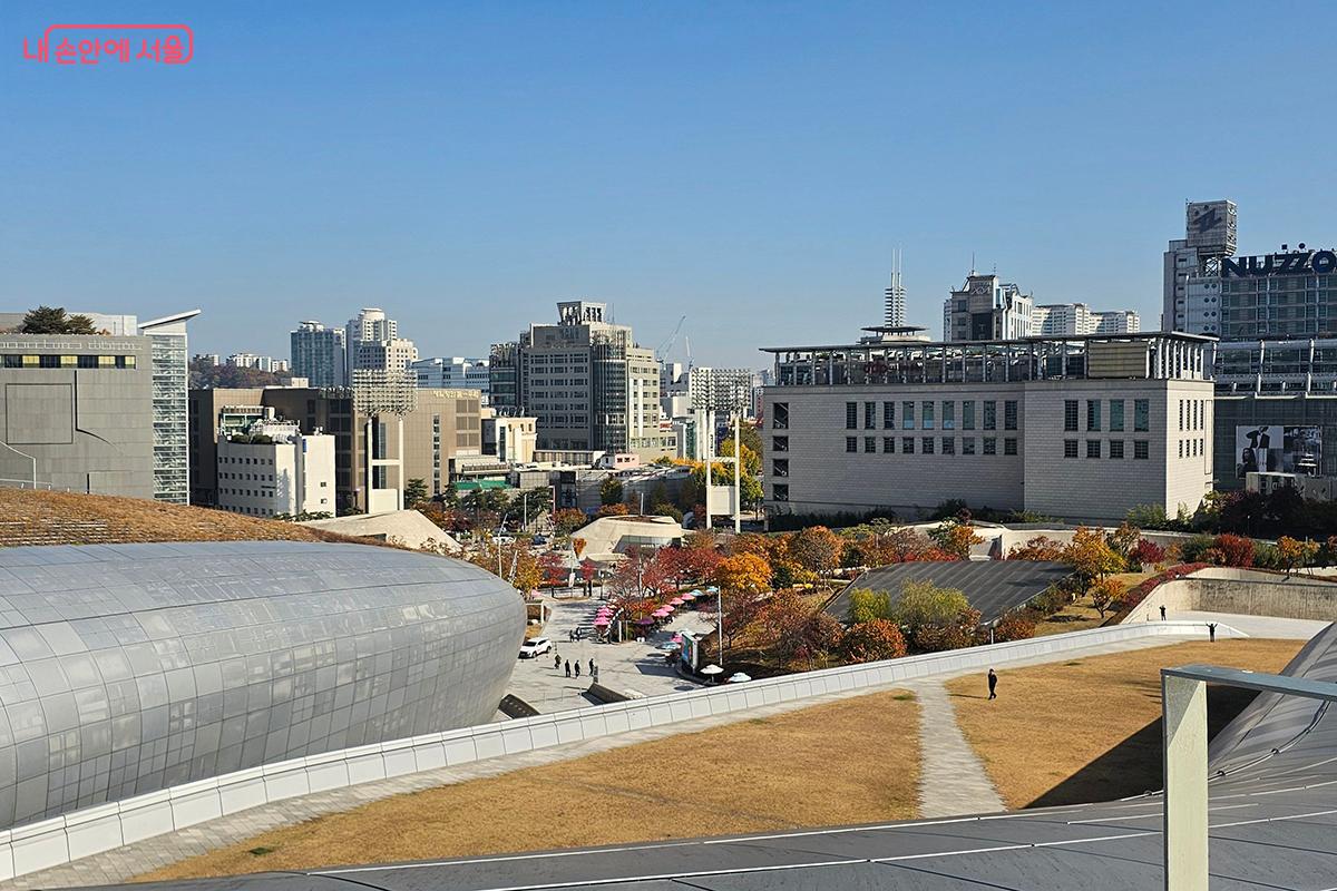 첫 구간에 들어서자, 건축가 자하 하디드의 설계 철학이 곡선마다 살아 숨 쉬는 듯했다. ©문청야