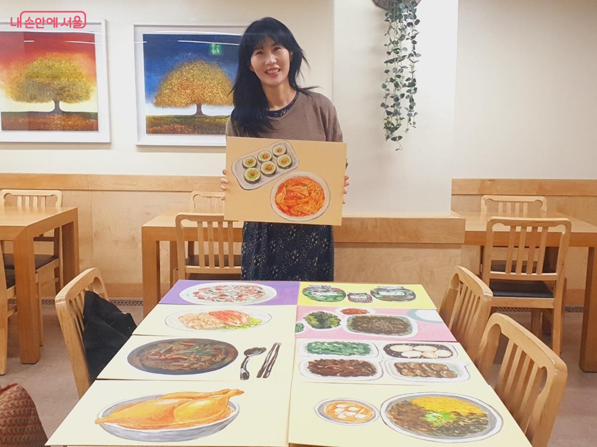 주민 봉사단인 박동희 씨가 재능기부로 그려온 요리 그림들 ©엄윤주