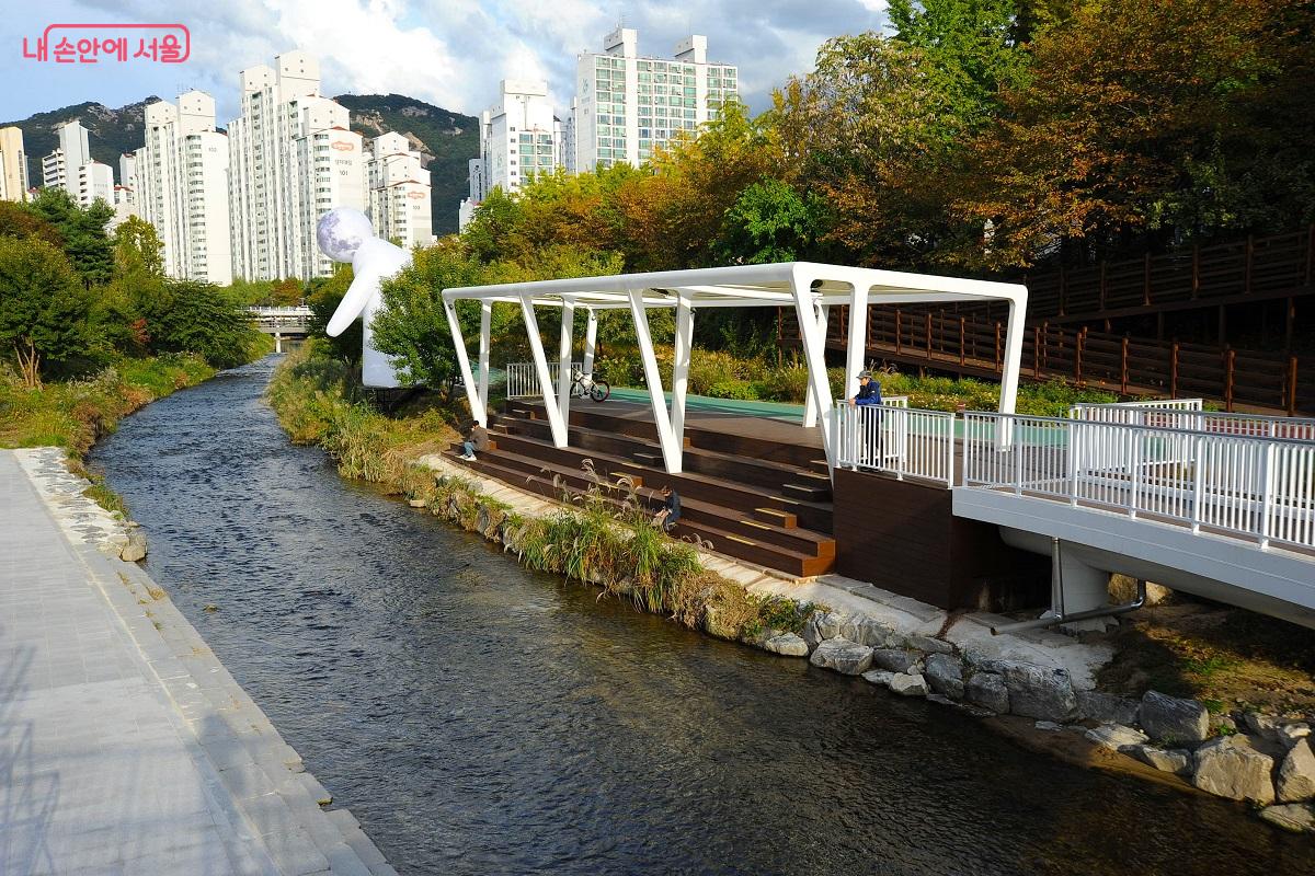 당현천 좌안에도 수변 스탠드를 설치했다. ⓒ조수봉