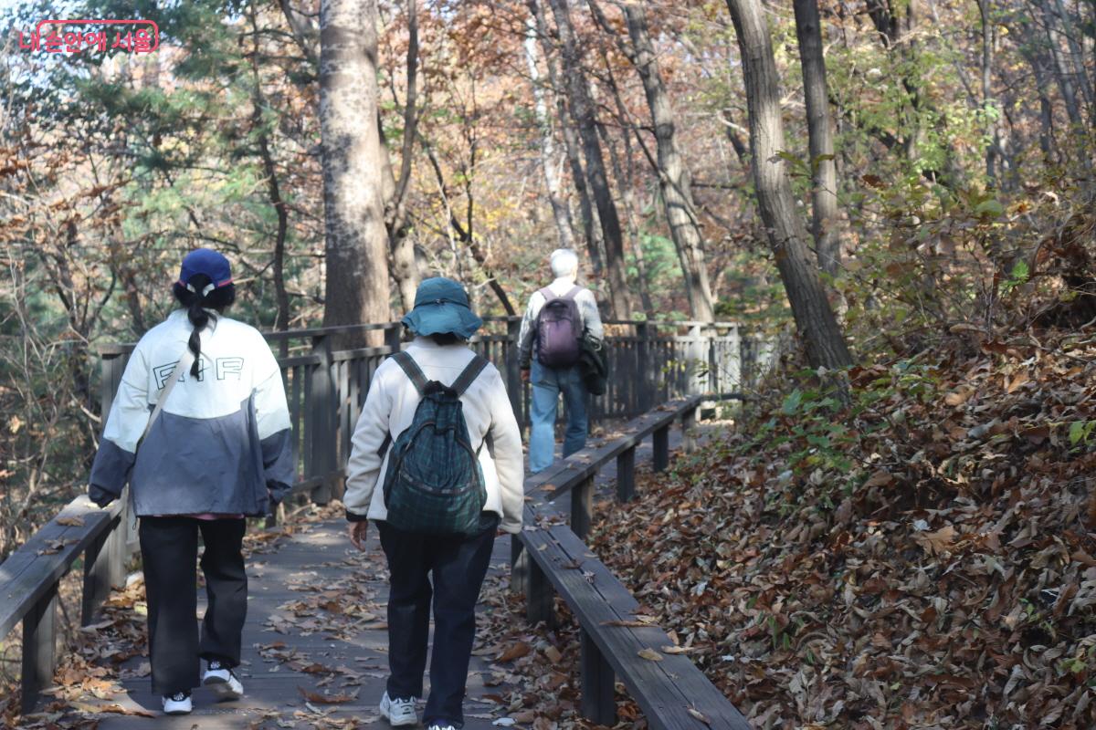 둘레길을 걷고 있는 시민들을 만났다. ©조송연