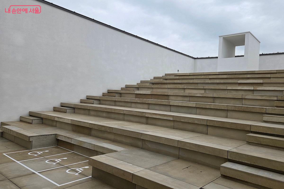 서울영화센터 10층 옥상에 설치된 야외 극장, 시네마스카이 ©이상돈