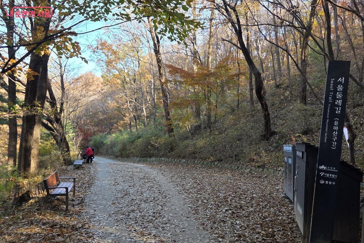 깔딱고개 쉼터에 도착해 왼쪽 방향으로 조금 더 걸어갔다. ©김미선