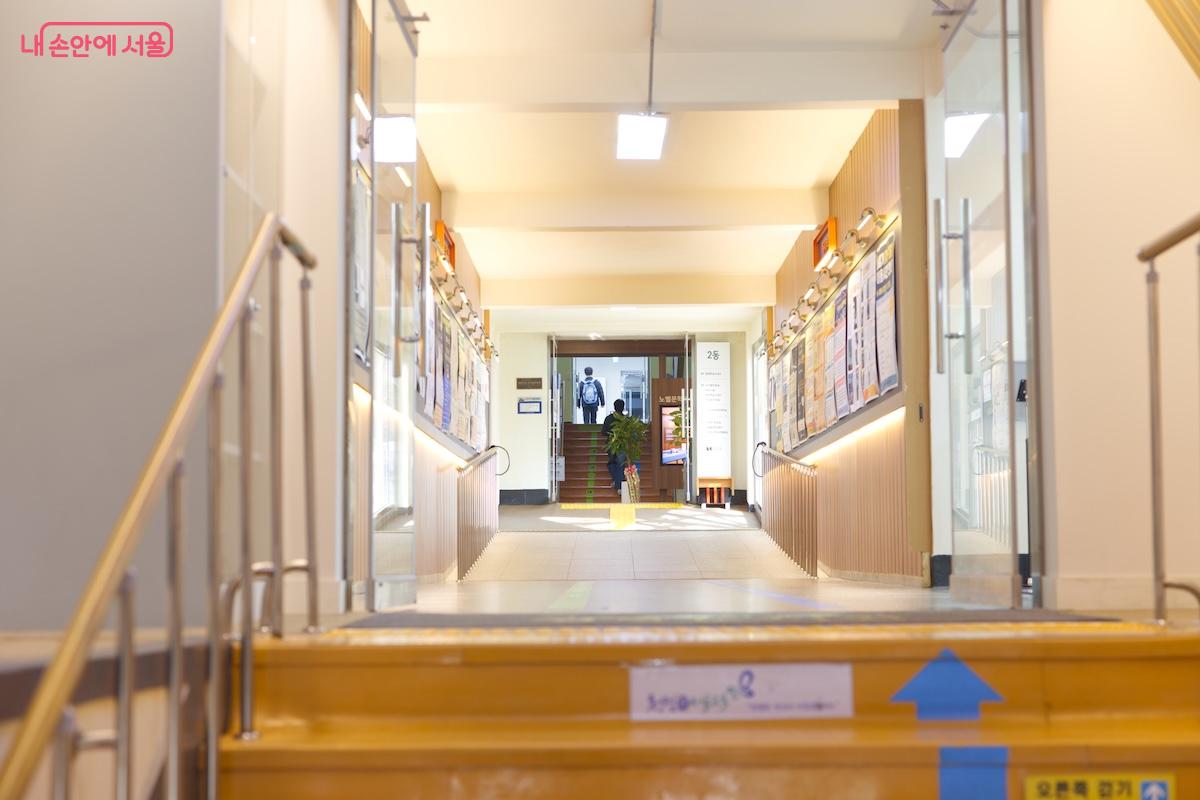 새롭게 조성된 노벨문학라운지는 2동에 위치하고 있다. ©임중빈