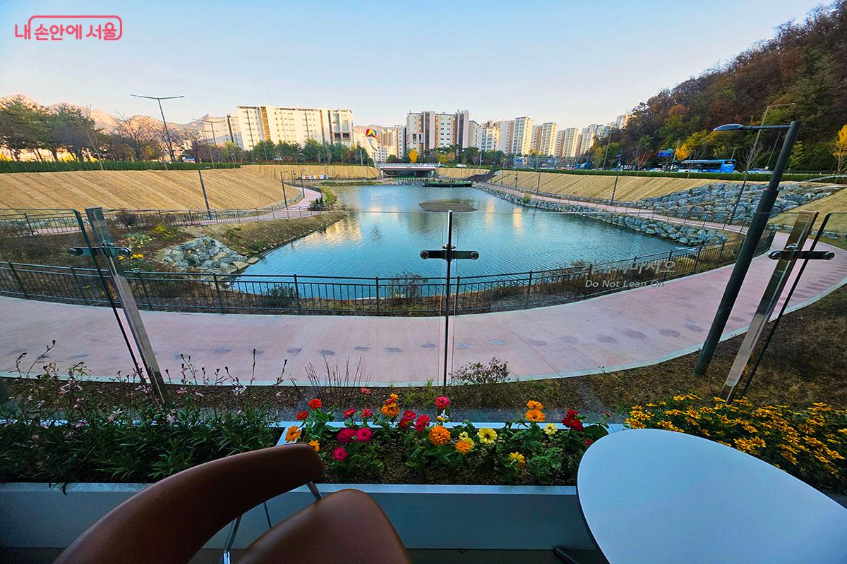 카페 2층 테라스에서 바라본 풍경 ©이정민