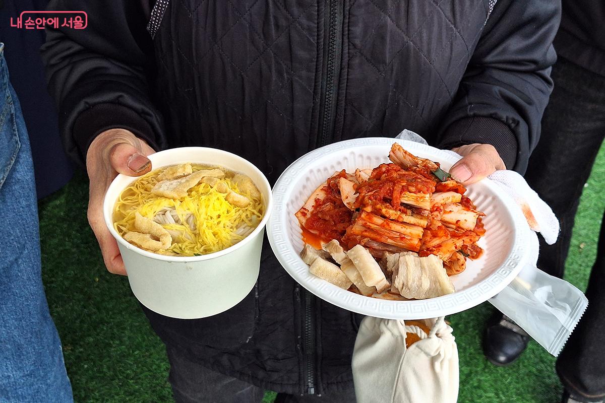 행사가 끝나고 주최측에서 준비한 새참을 받아든 자원봉사자의 모습 &copy;정향선