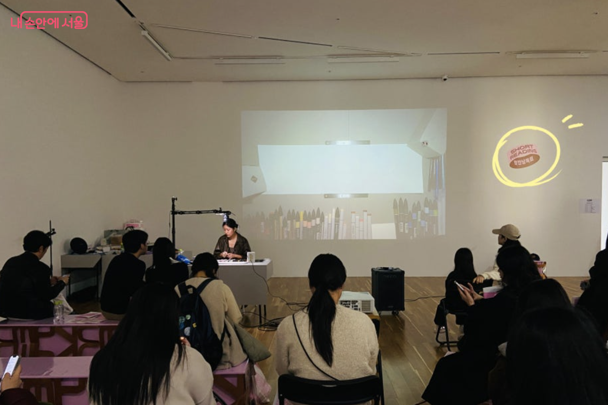 제작자가 직접 책을 낭독하는 &lsquo;잠깐 낭독회&rsquo;가 열려 즐거움을 더했다. &copy;김경선