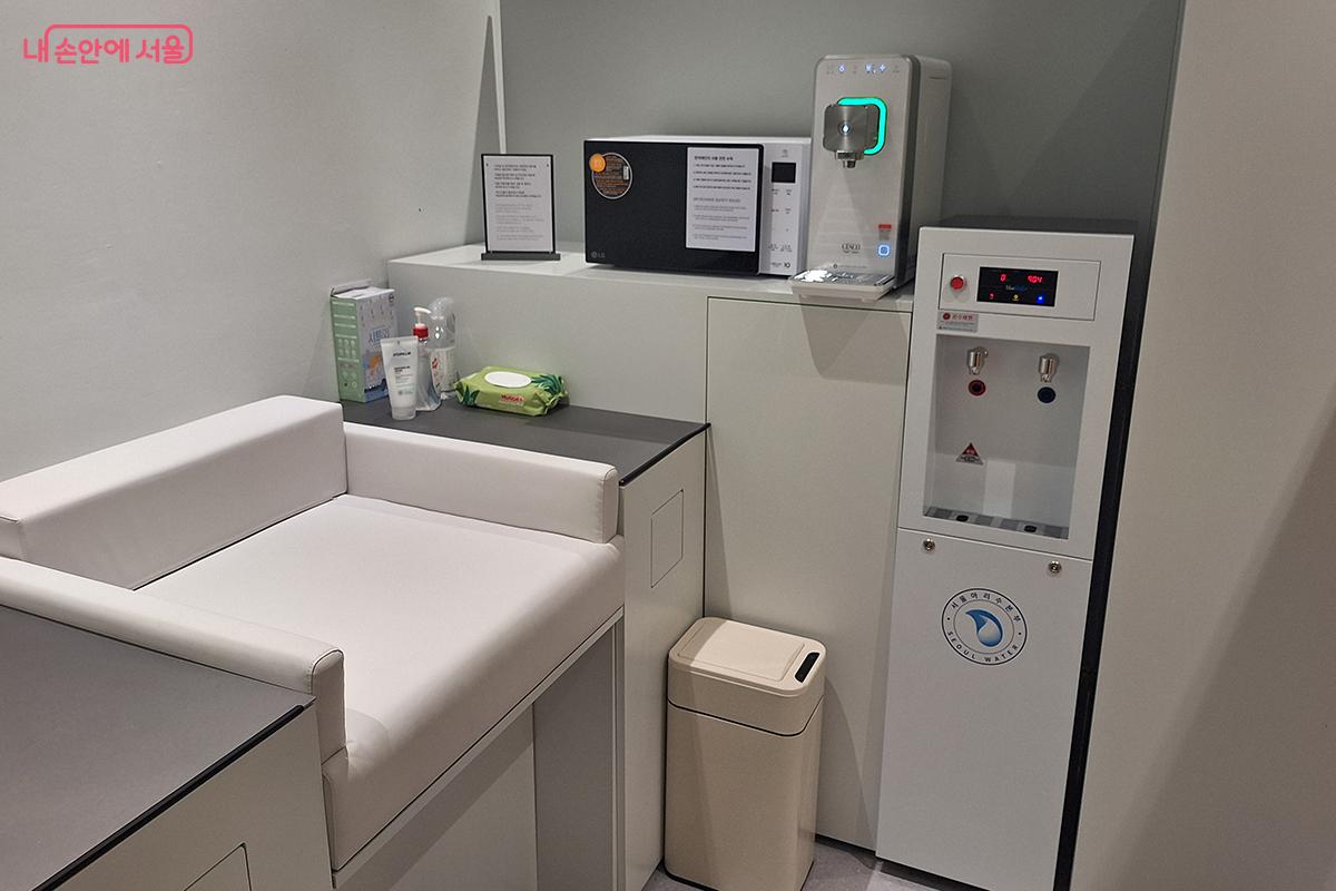 수유실 안에는 정수기와 전자레인지, 싱크대가 준비되어 유아를 동반한 방문객들이 편리하게 이용할 수 있다. &copy;백승훈