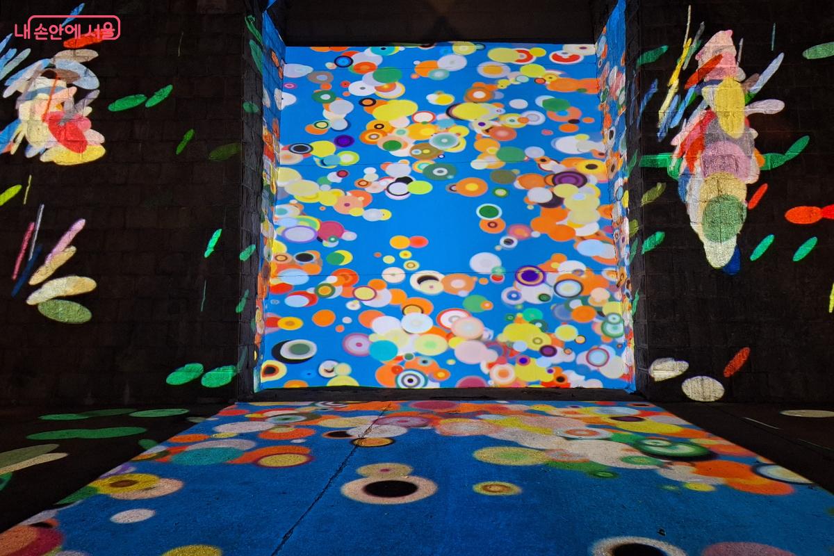 49m에 달하는 벽면과 바닥면을 가득 채우며 뿜어내는 대형 미디어파사드의 빛의 향연 ©백승훈