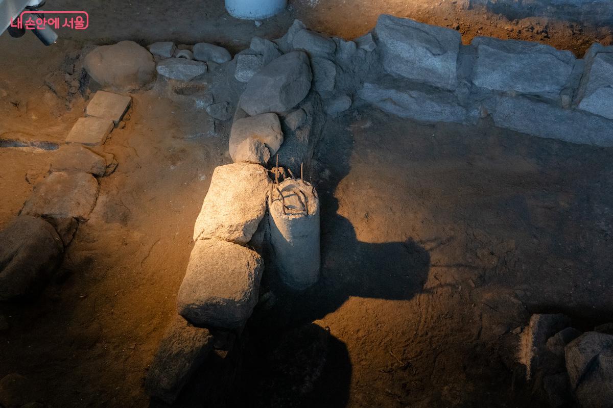 조선 전기의 건물지와 철거된 현대상가의 콘크리트 기초 파일 &copy;이진형