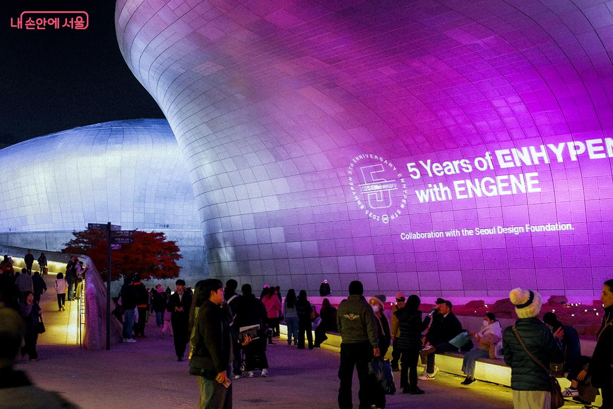 엔하이픈의 &lsquo;폴라로이드 러브&rsquo;를 바탕으로 선보인 미디어아트 작품 &lsquo;엔하이픈 애니버서리&rsquo; &copy;김아름