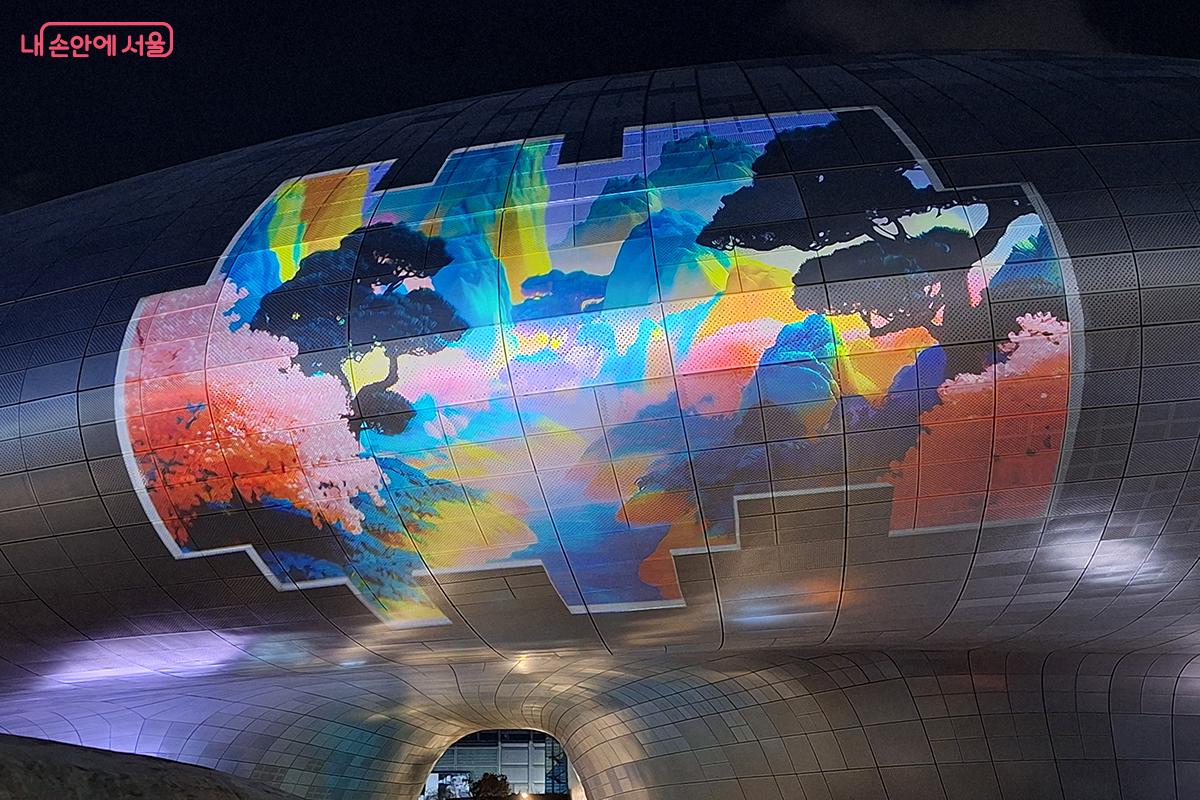 전통과 미래, 아날로그와 디지털이 교차하며 현실과 상상의 경계를 모호하게 만든다. &copy;백승훈