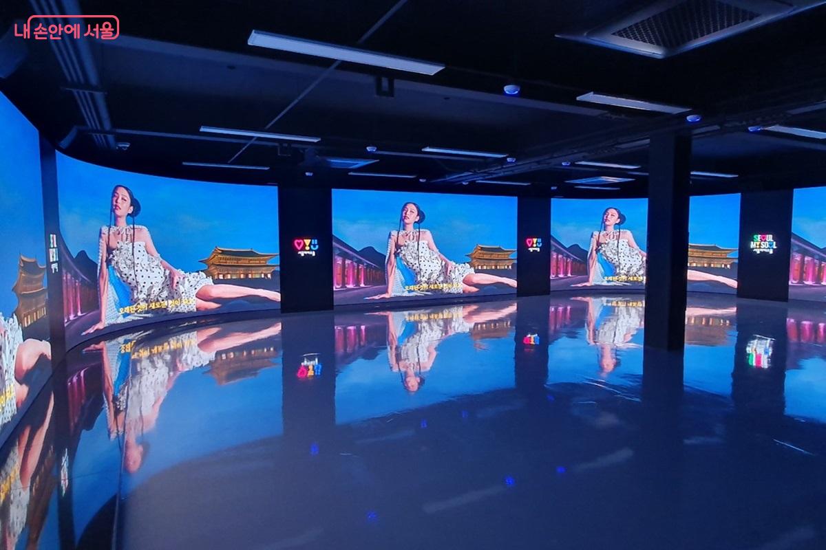 가로 25m, 세로 2.4m의 LED 스크린이 펼쳐지는 미디어전시관 실감영상 &copy;엄윤주