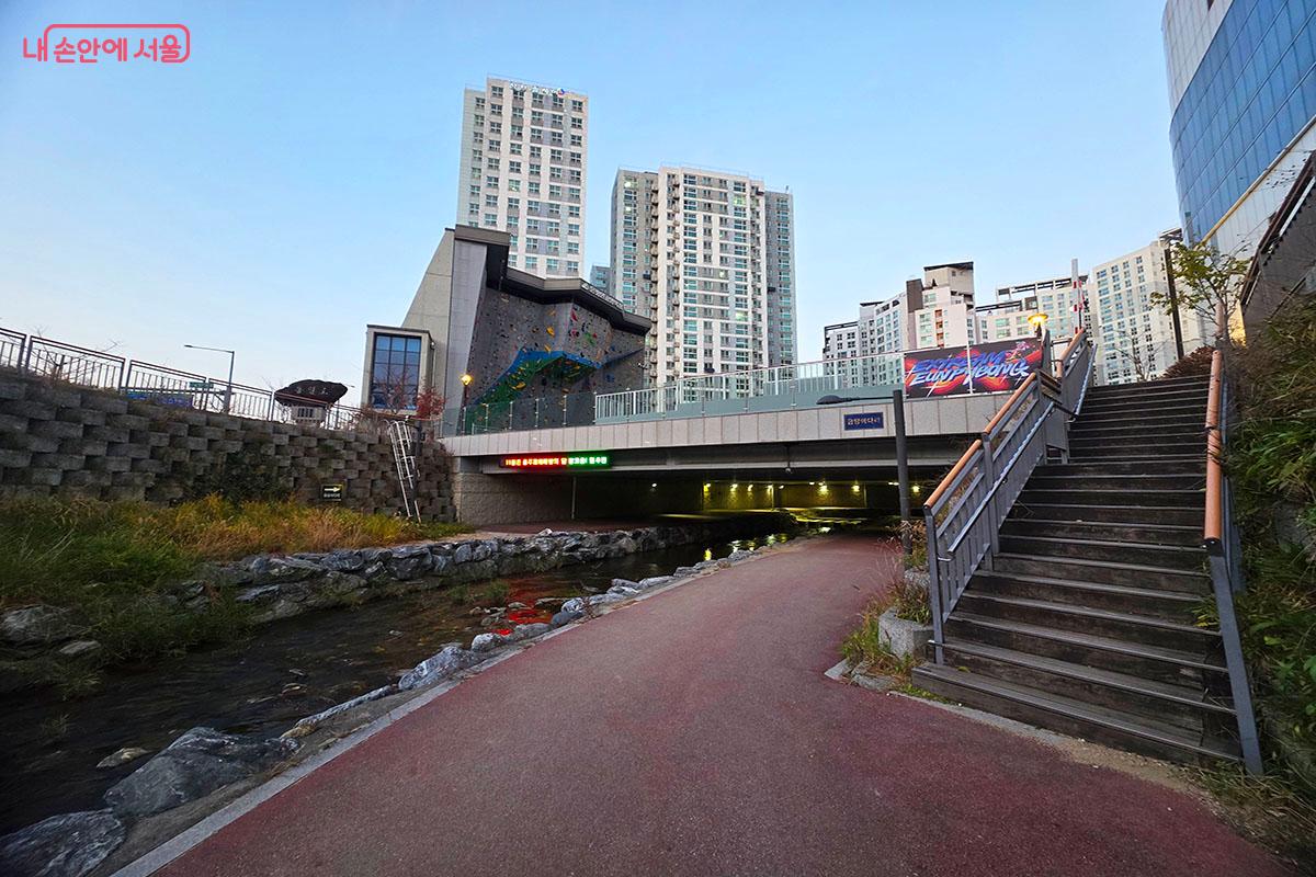 구파발천 산책로를 따라가면 은평인공벽장과 익스트림을 체험할 수 있다. ©이정민