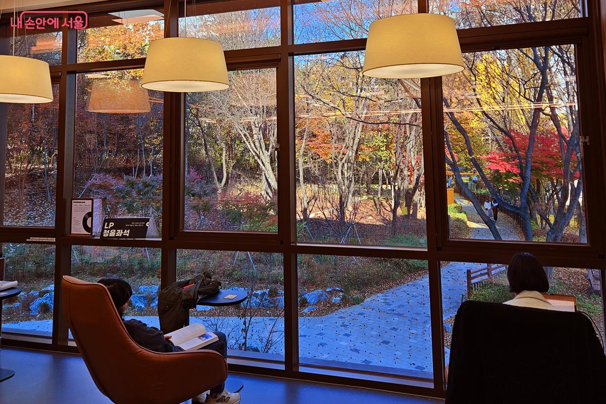 LP 청음하며 단풍 바라보는 시민 &copy;김현진