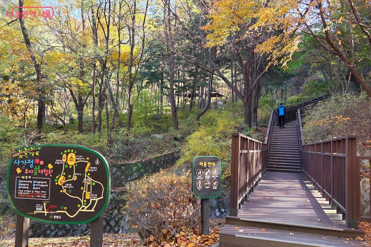 깔딱고개 쉼터까지 계단과 산길을 이용해도 된다. ©김미선